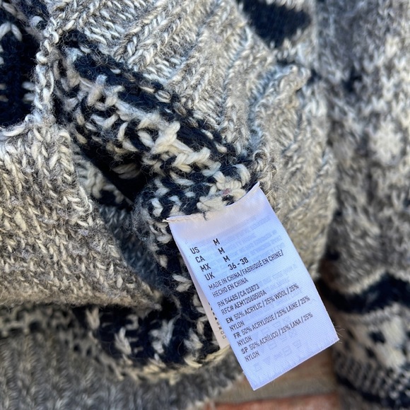 American eagle vintage Aztec print thick sweater size Medium. - Picture 6 of 6